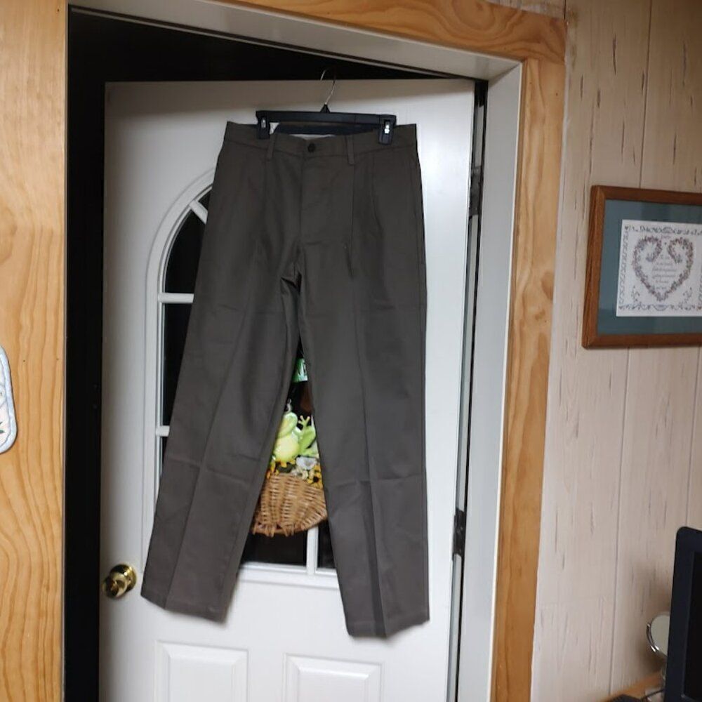 New Dockers Signature Khaki Classic Fit Pleated Brown Colored Pants Men's 31/32